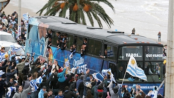 La selección de Uruguay fue recibida por una multitud en Montevideo