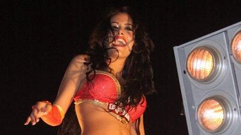 Larissa Riquelme alborotó Lima en masivo desfile de carros alegóricos