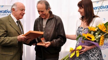   Serrat fue galardonado por Radio Cooperativa 