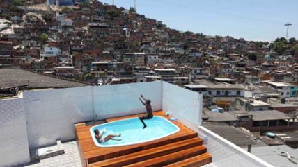   Piscina y discoteque en medio de la pobreza de una favela en Brasil 