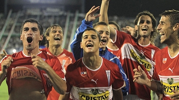 Prensa argentina destacó la triunfal noche de U. Católica ante Vélez Sarsfield