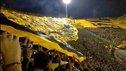 Hinchas de Peñarol presentaron la &#147;bandera más grande del mundo"&#8206;