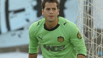 Arquero de Peñarol mostró respeto por la UC: Sale a jugar de igual a igual en todas las canchas