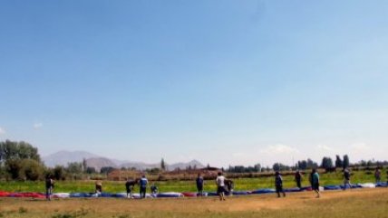 Barristas de la U confeccionan bandera gigante para la final de la Sudamericana