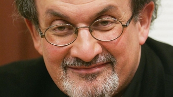   Salman Rushdie acusó a India de ser cómplice de falso plan de asesinato 