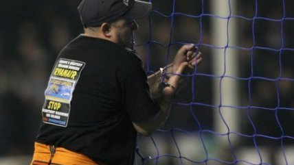 Hincha se encadenó al arco en partido entre Everton y Manchester City
