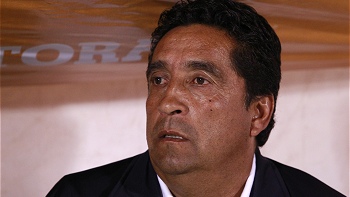 Hinchas de U. Católica piden salida de Mario Lepe tras empate con Bolívar