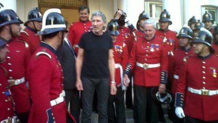 Roger Waters fue homenajeado por compañía de Bomberos