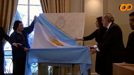 Cristina Fernández descubrió en Chile placa en homenaje a Mercedes Sosa