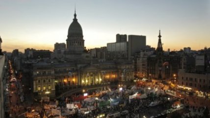   Argentinos aguardan la nacionalización de YPF en el Congreso 