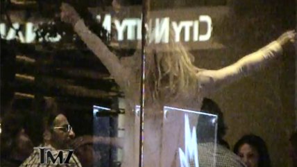 Pamela Anderson fue sorprendida realizando sensual baile en público