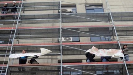 Deudores habitaciones se subieron a la fachada del MOP