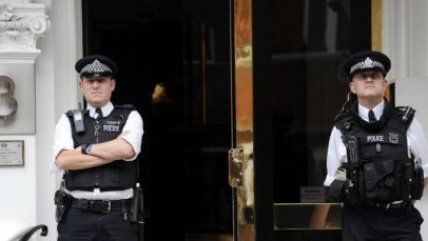   Policías custodian a Julian Assange en embajada de Ecuador en Londres 