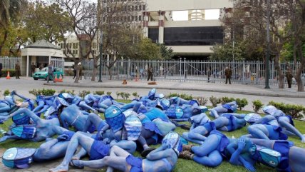 Con cuerpos pintados Greenpeace protestó contra la Ley de Pesca