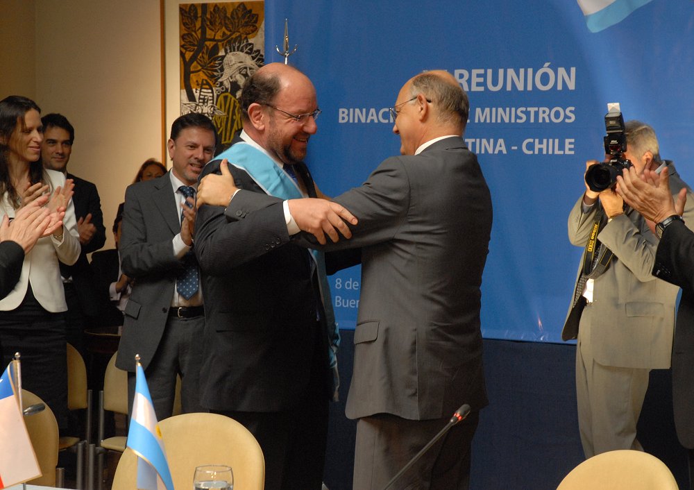 Canciller Moreno fue premiado en Argentina por su apoyo al reclamo sobre Malvinas