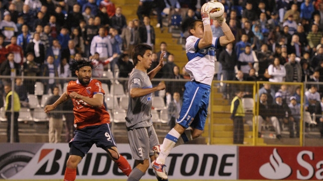 Prensa argentina: La UC es frágil en defensa y peligrosa en ataque