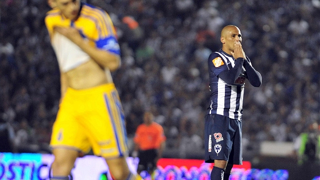 El delantero Humberto Suazo estará entre 10 a 14 días fuera de las canchas