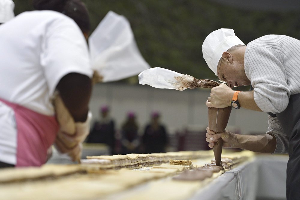Suizos elaboraron la torta de milhojas más larga del mundo: 1,2 kilómetros