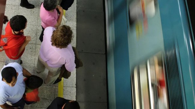 Persona cayó a las vías del Metro en estación Salvador