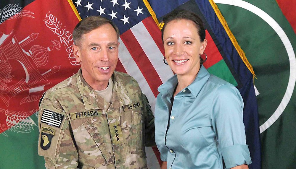 Amiga de ex director de la CIA fue acosada por su amante