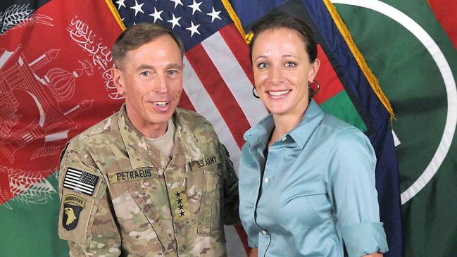 Amiga de ex director de la CIA fue acosada por su amante