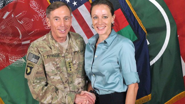 Ex director de la CIA pidió a su amante que cesara las amenazas contra una amiga