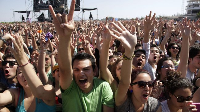 Jóvenes que van al cine y a conciertos y tienen menos conectividad son más felices