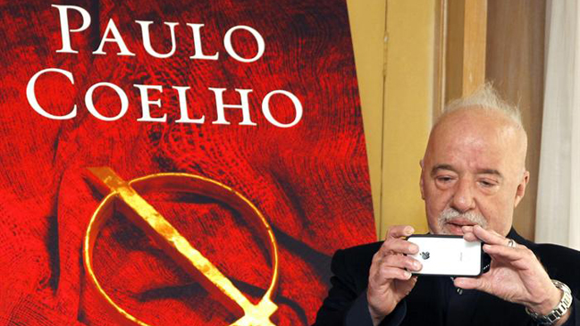 Paulo Coelho: No se entiende el escritor sin Twiter ni Facebook