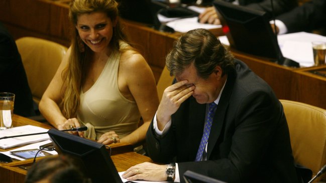 Presidente UDI y diputada Andrea Molina fueron sorprendidos viendo película en el Congreso