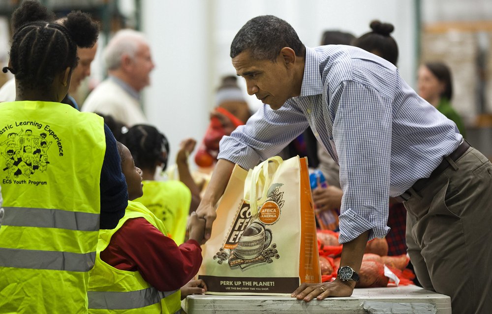 Familia Obama repartió comida en vísperas del Día de Acción de Gracias