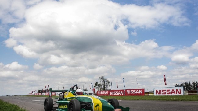 Chileno Sebastián Valenzuela abandonó en la Fórmula Renault Argentina