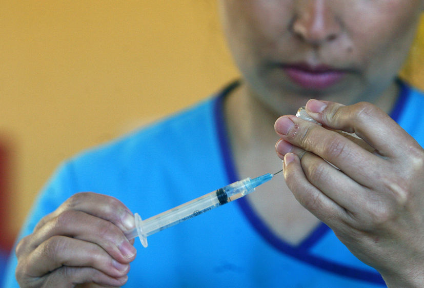 Clínica Las Condes: No sabemos si habrán vacunas para quienes no están en riesgo