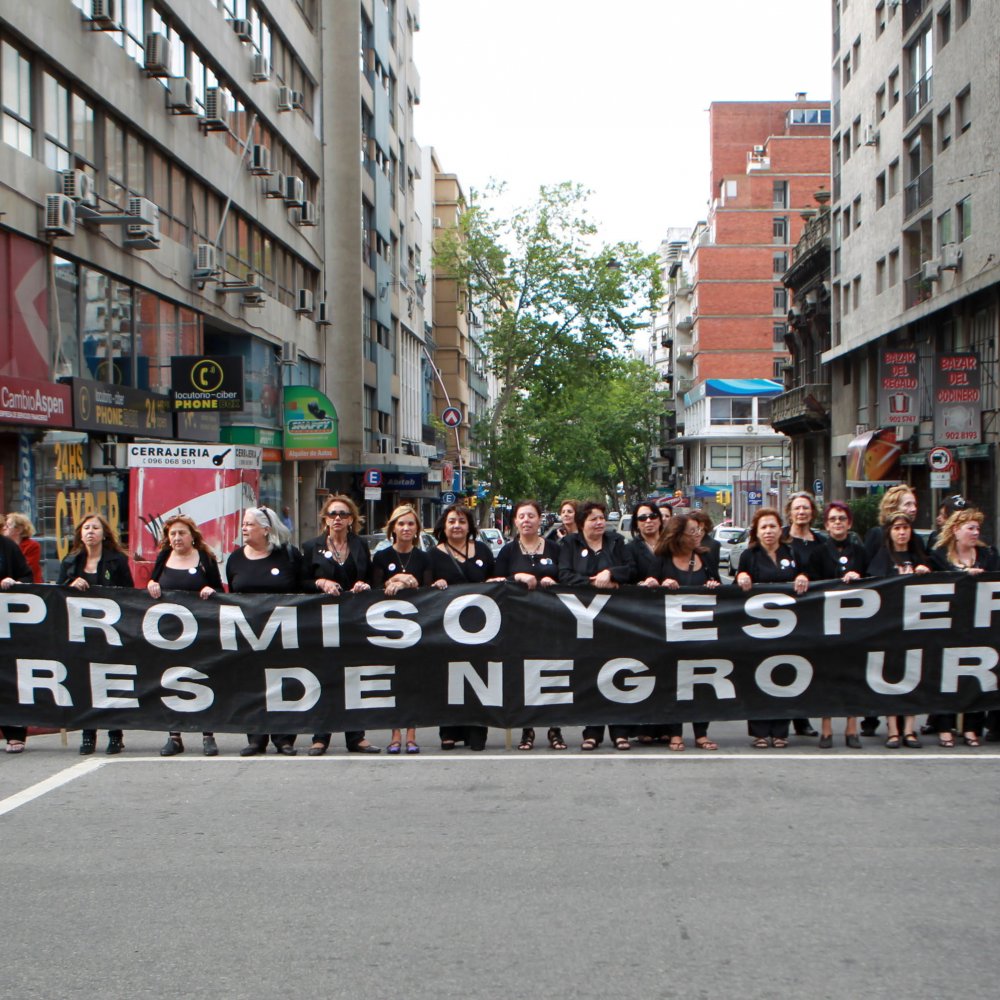 Miles de mujeres marcharon en Uruguay contra la violencia machista