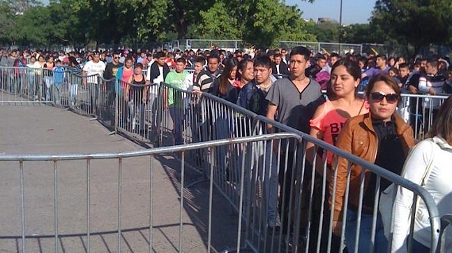 Decenas de personas pasaron la noche en el Nacional para retirar entradas de la Teletón
