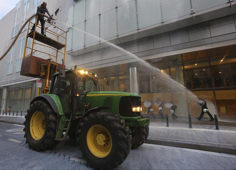 Productores europeos de leche depusieron su protesta