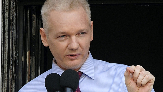 Assange padece de afección pulmonar crónica, según embajadora de Ecuador