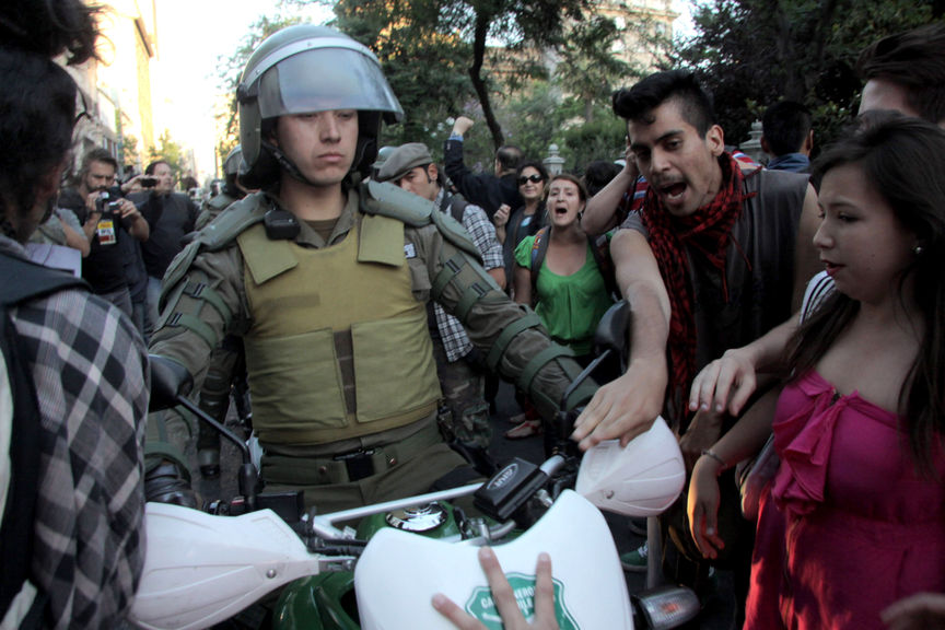 Estudiante fue atropellada por moto policial durante marcha contra la Ley de Pesca