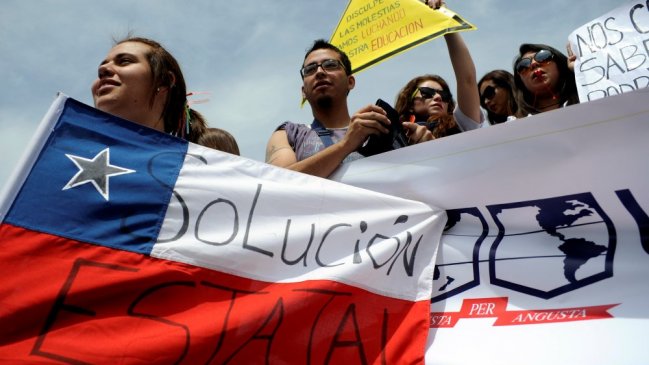 Estudiantes de la Universidad del Mar marchan por Santiago