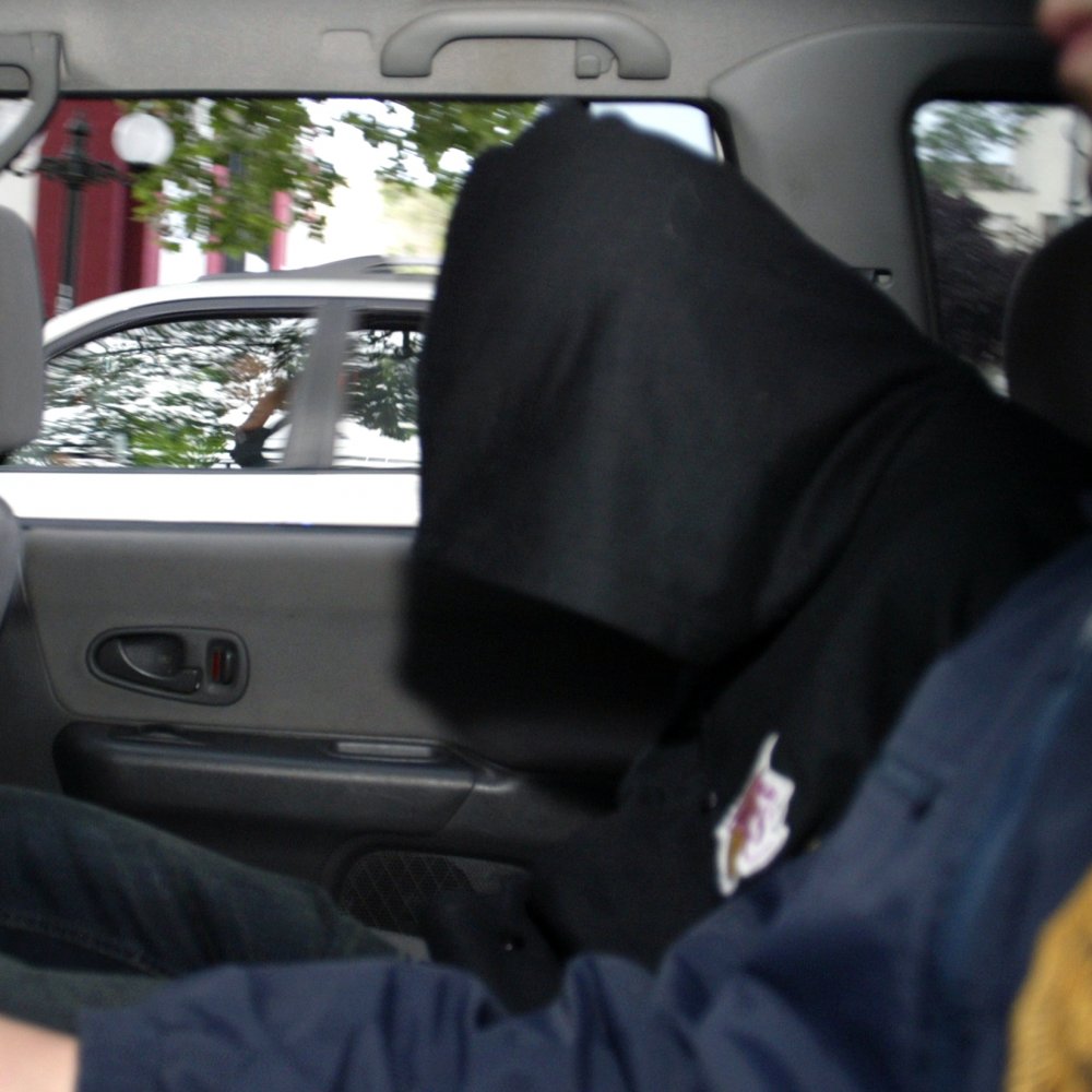 Profesor y joven fueron detenidos por almacenar y distribuir pornografía infantil