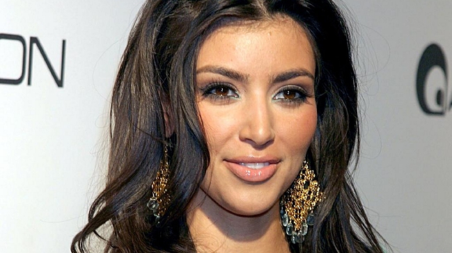 Kim Kardashian recibió burlas y críticas por visita publicitaria a Bahrein