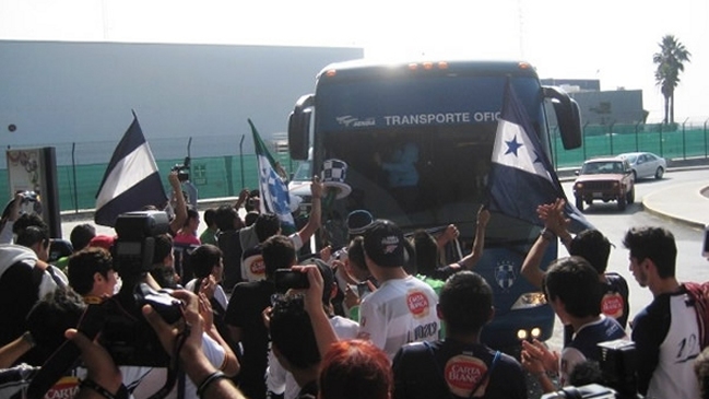 Humberto Suazo encabeza delegación de Monterrey que viajó a jugar el Mundial de Clubes