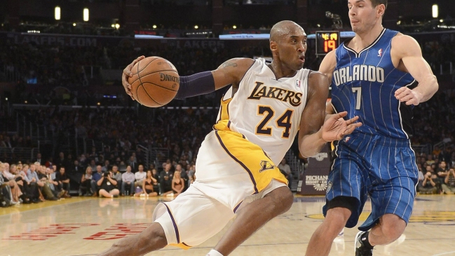 Kobe Bryant superó los 30 mil puntos en triunfo de los Lakers