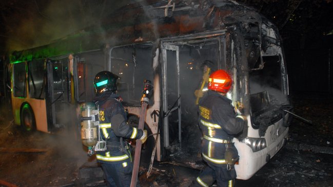 Sujetos quemaron bus del Transantiago para protestar por la muerte de los 81 reos de San Miguel