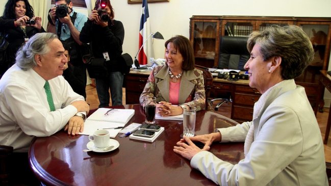 Senadoras presentaron proyecto para dar voto a chilenos en el exterior