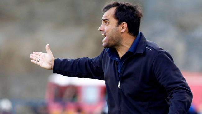 Johnny Ashwell aseguró la continuidad de José Luis Sierra en U. Española