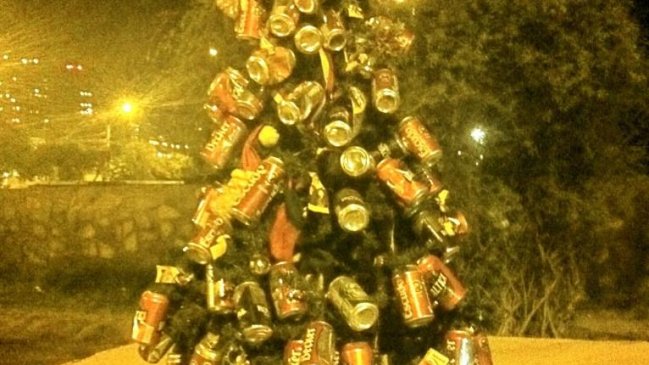 Indigentes crearon árbol de Navidad adornado con latas de cerveza en Antofagasta