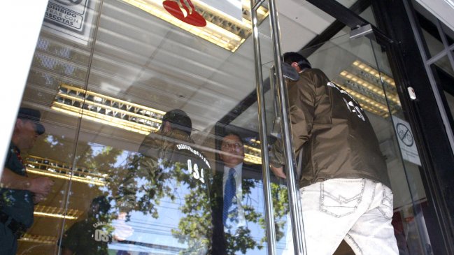 Cinco delincuentes asaltaron sucursal de Santander en pleno centro de Santiago