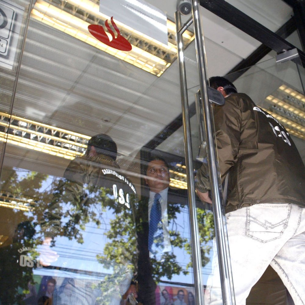 Cinco delincuentes asaltaron sucursal de Santander en pleno centro de Santiago