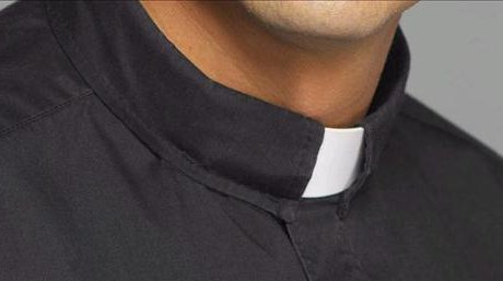 Sacerdote anunció en misa que se casará y tendrá un hijo