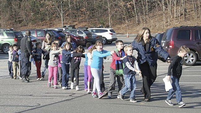 Connecticut: Presunto autor de tiroteo mató a su madre y sus 18 alumnos